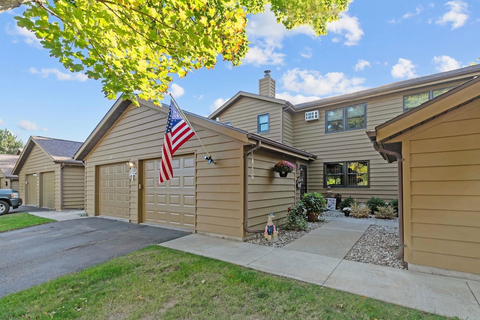 970 Manor Dr unit 72, Neenah, WI 54956 - photo 1