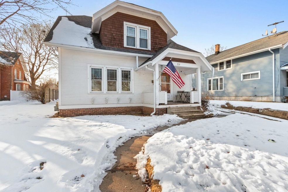 918 N 8th St, Manitowoc, WI 54220 - photo 1