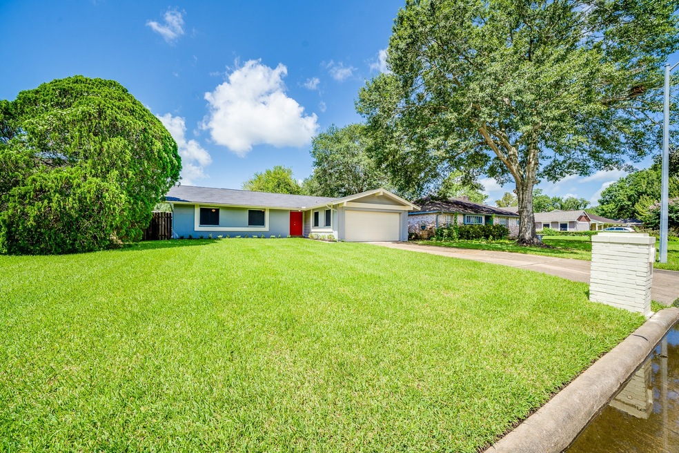 16930 Hibiscus Ln, Friendswood, TX 77546 - photo 1