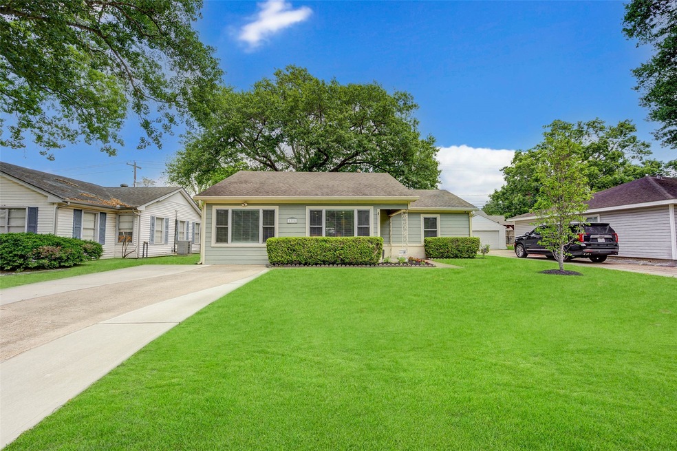 1718 Gardenia Dr, Houston, TX 77018 - photo 1