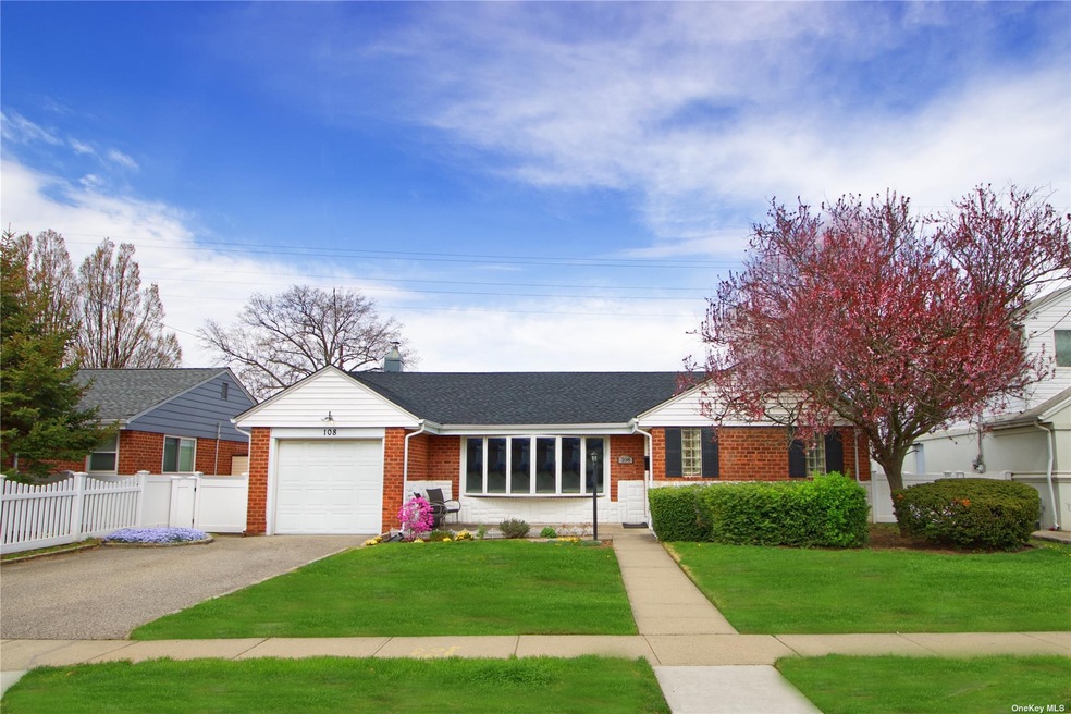 108 Piccadilly Dwns, Lynbrook, NY 11563 - photo 1