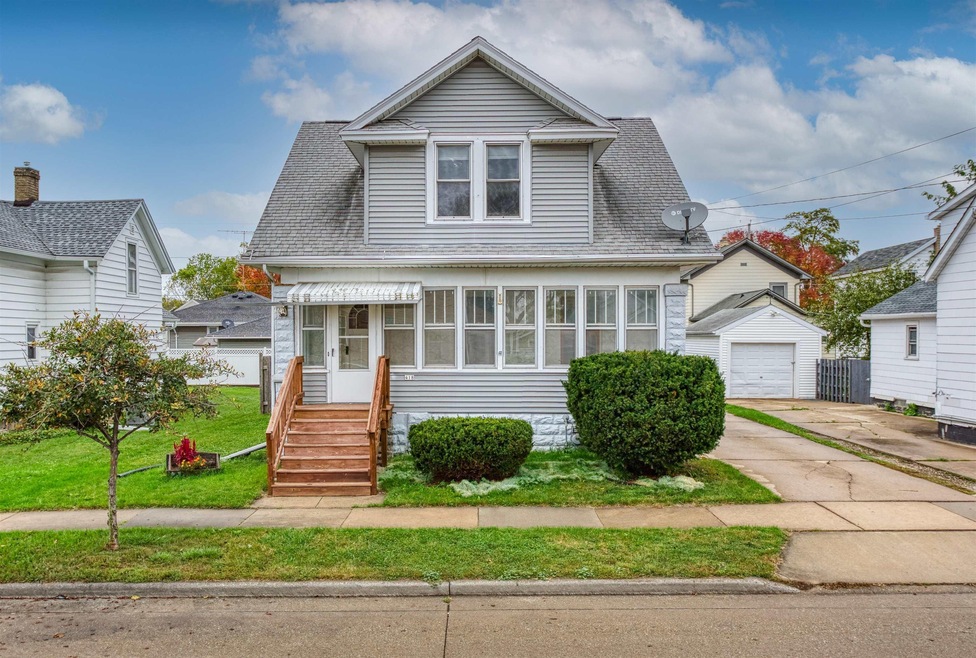 418 W 8th Ave, Oshkosh, WI 54902 - photo 1