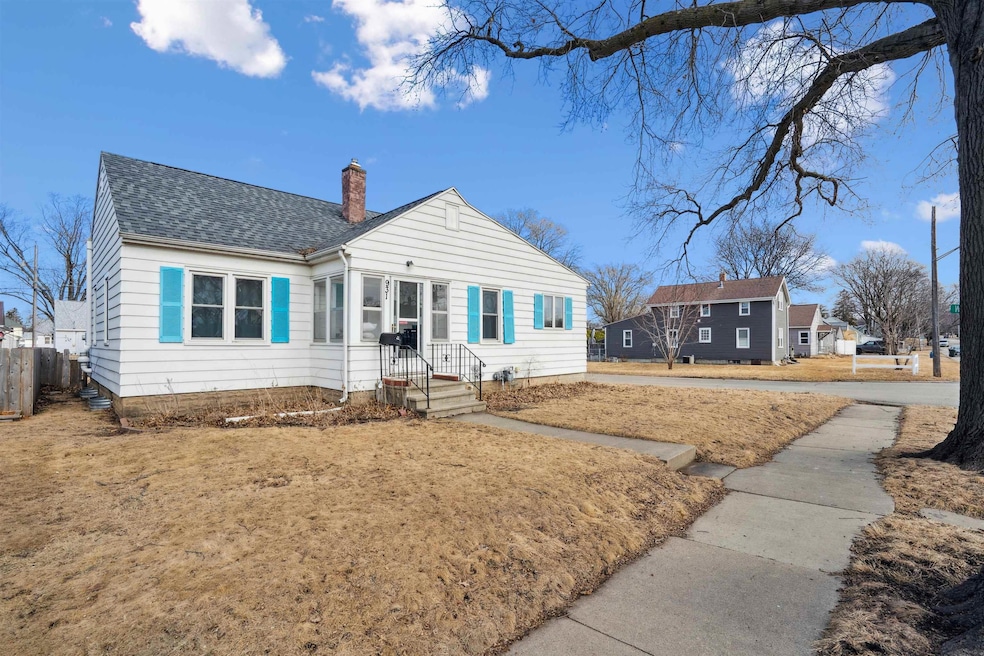 931 Byron Ave, Waterloo, IA 50702 - photo 1