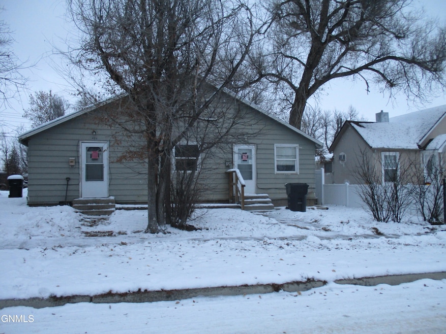 404 W Broadway, Williston, ND 58801 - photo 1