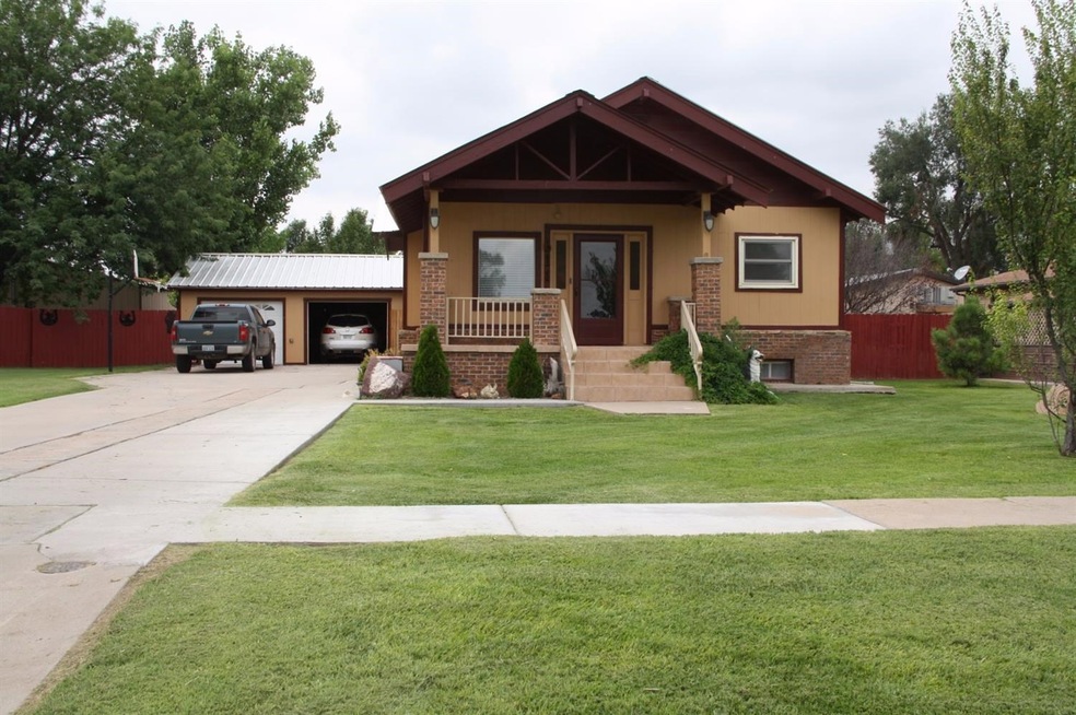 611 S Jefferson St, Hugoton, KS 67951 - photo 1