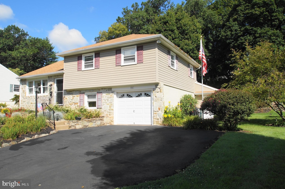 994 Carlin Dr, Southampton, PA 18966 - photo 1