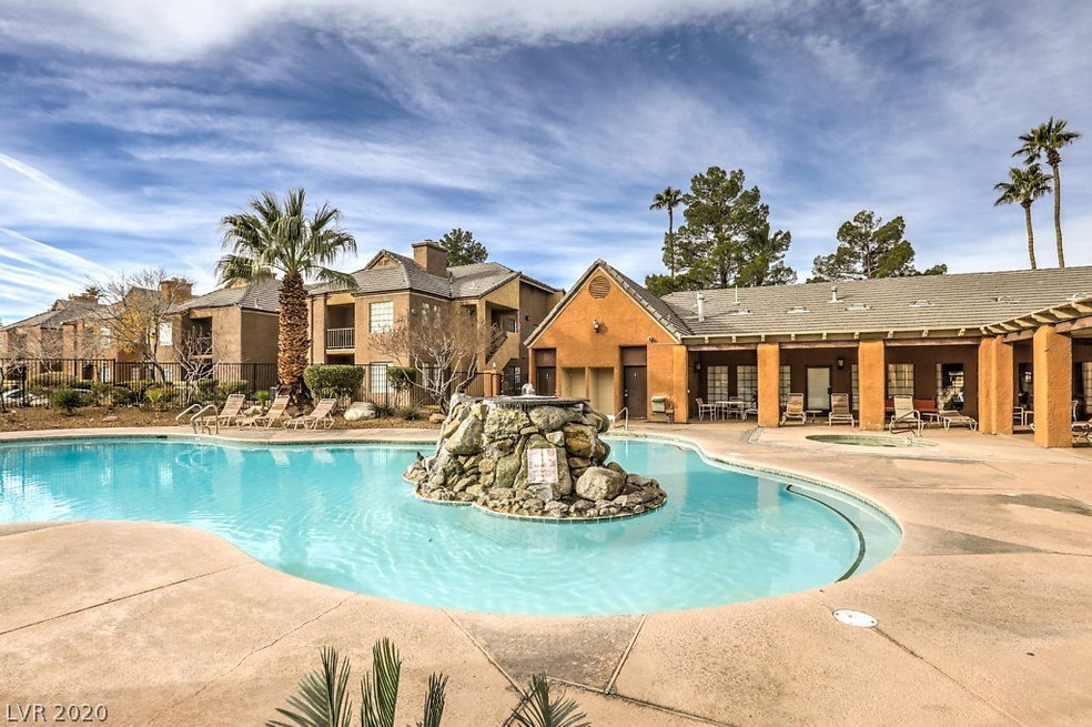 Don't miss this great condo with a sparkling commu