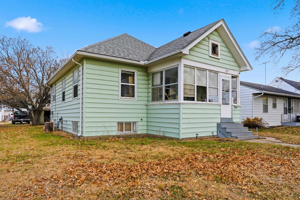 1036 Columbia St, Waterloo, IA 50703 - photo 1
