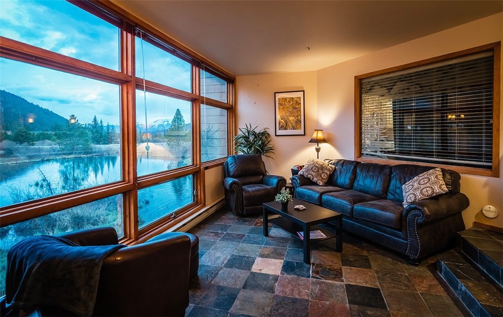 Living Room w/ brand new furnishings