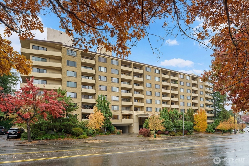 Welcome to Laurelhurst Condominiums — a charming community ideally located along Sand Point Way, just steps from UW and Children’s Hospital.