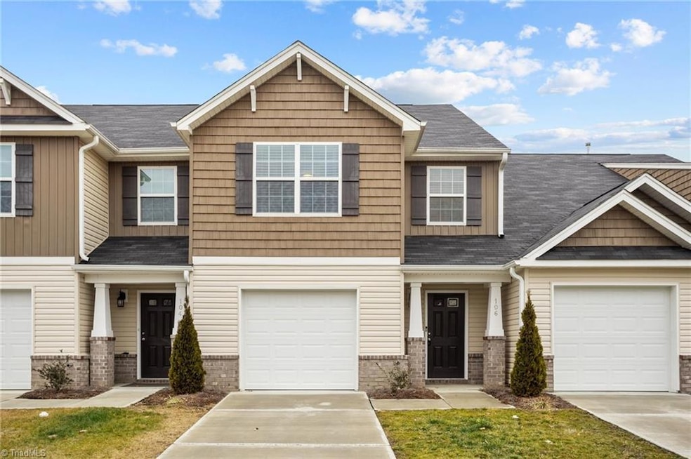 3bdrm/2.5bath, 1 car garage. Minutes from downtown Jamestown restaurants and shopping