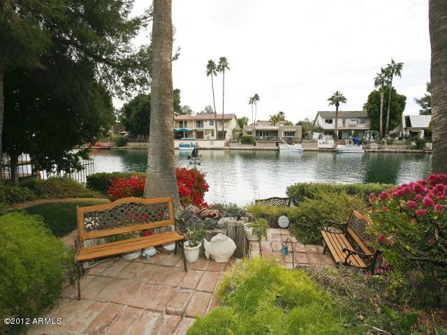 Exquisite Views of the Lake from Home