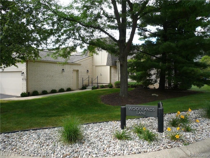 5173 Woodlands Ln, Bloomfield Hills, MI 48302 - photo 1