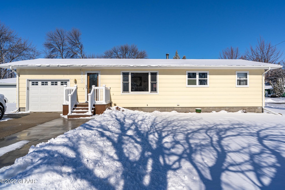 902 S 24th St, Grand Forks, ND 58201 - photo 1