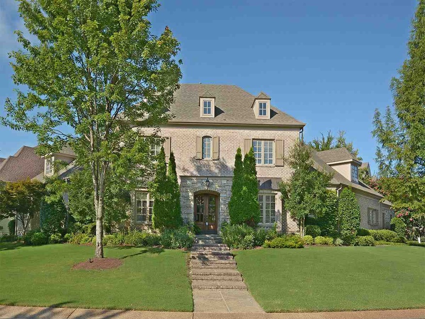 Stately Georgia which wraps uniquely around the co