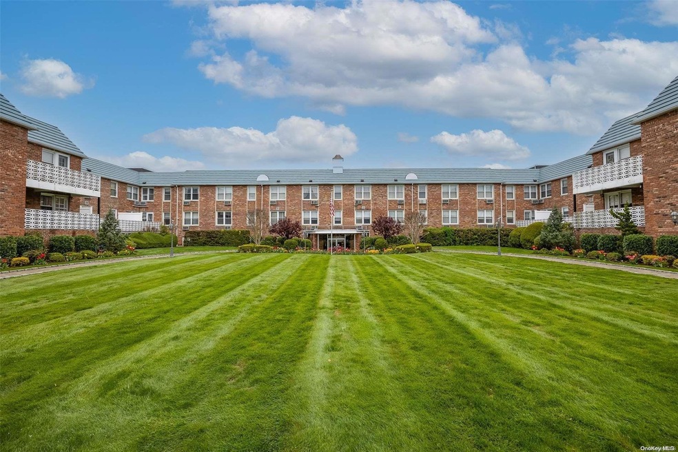 75 Noble St unit 123, Lynbrook, NY 11563 - photo 1