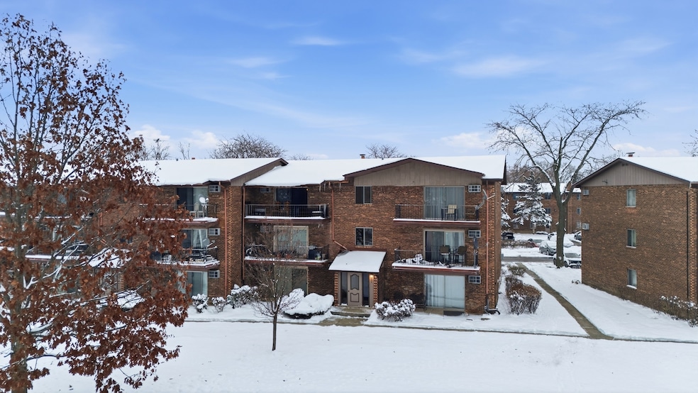 2556 Waterbury Dr unit 1905, Woodridge, IL 60517 - photo 1