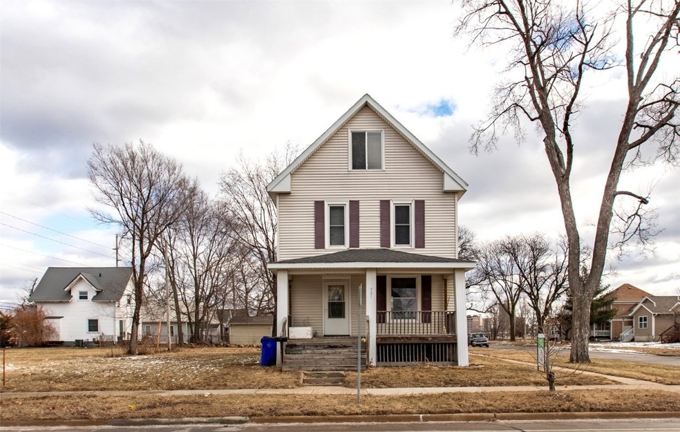 901 Ellis Blvd NW, Cedar Rapids, IA 52405 - photo 1