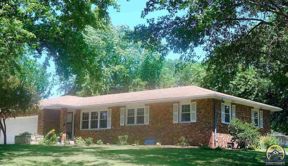 5750 SW Wanamaker Rd, Topeka, KS 66610 - photo 1