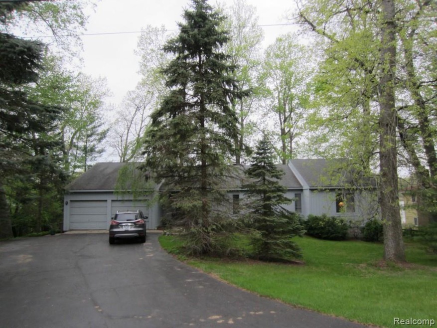 2150 Cross Lake, West Bloomfield