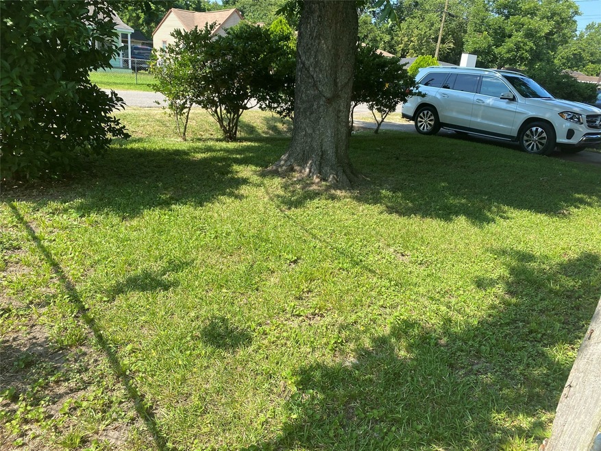 231 Burress St, Houston, TX 77022 - photo 1