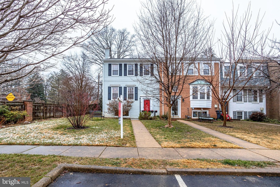 2428 Falls Place Ct, Falls Church, VA 22043 - photo 1