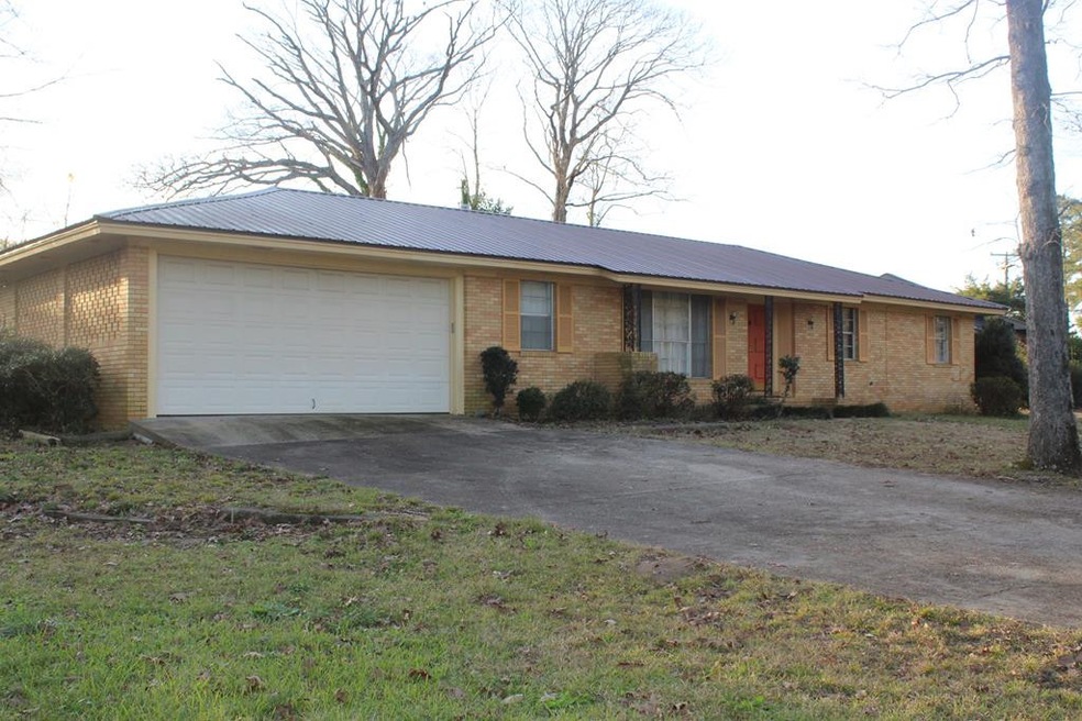 503 Oakbrook Dr, McComb, MS 39648 - photo 1