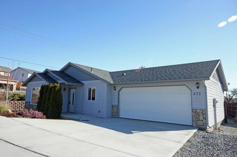 573 S James Ave, East Wenatchee, WA 98802 - photo 1