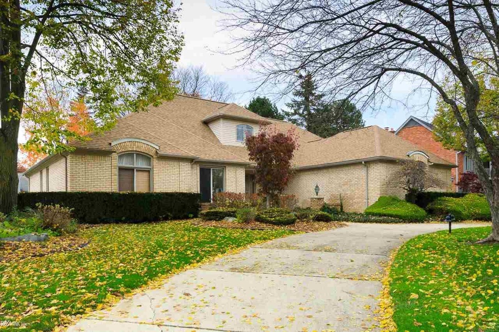 4927 Rivers Edge Dr, Troy, MI 48098 - photo 1