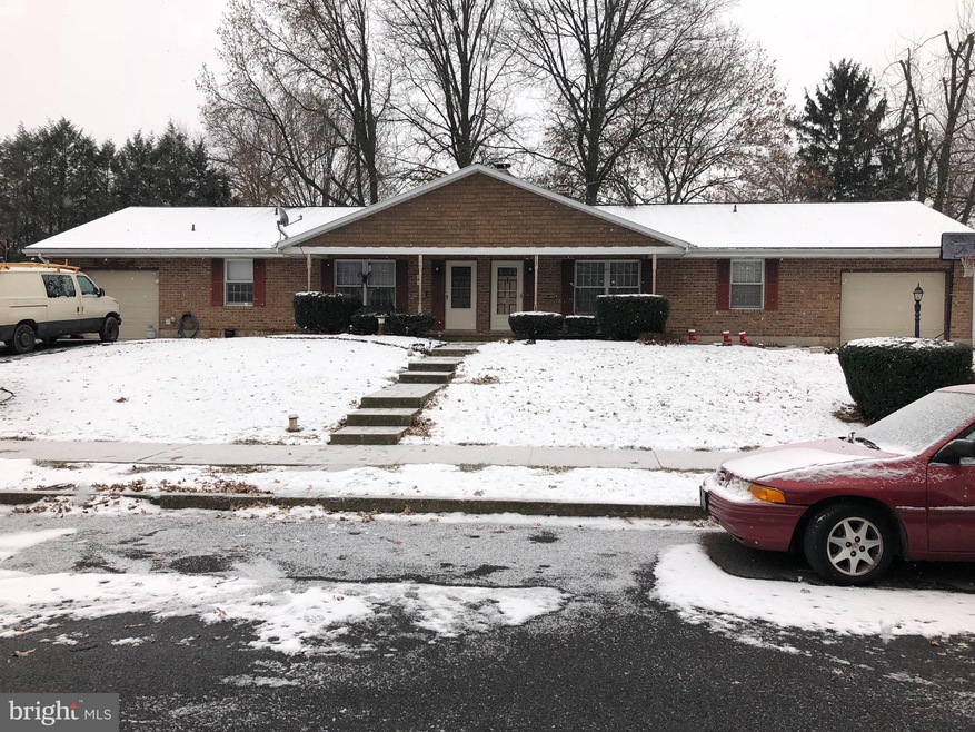 932 E Oak St, Palmyra, PA 17078 - photo 1