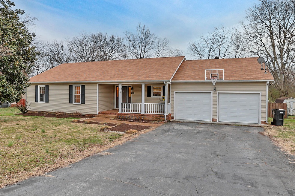 2003 Windsor Dr, Columbia, TN 38401 - photo 1