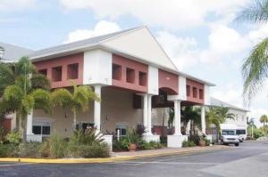 117 Coventry E, West Palm Beach, FL 33417 - photo 1