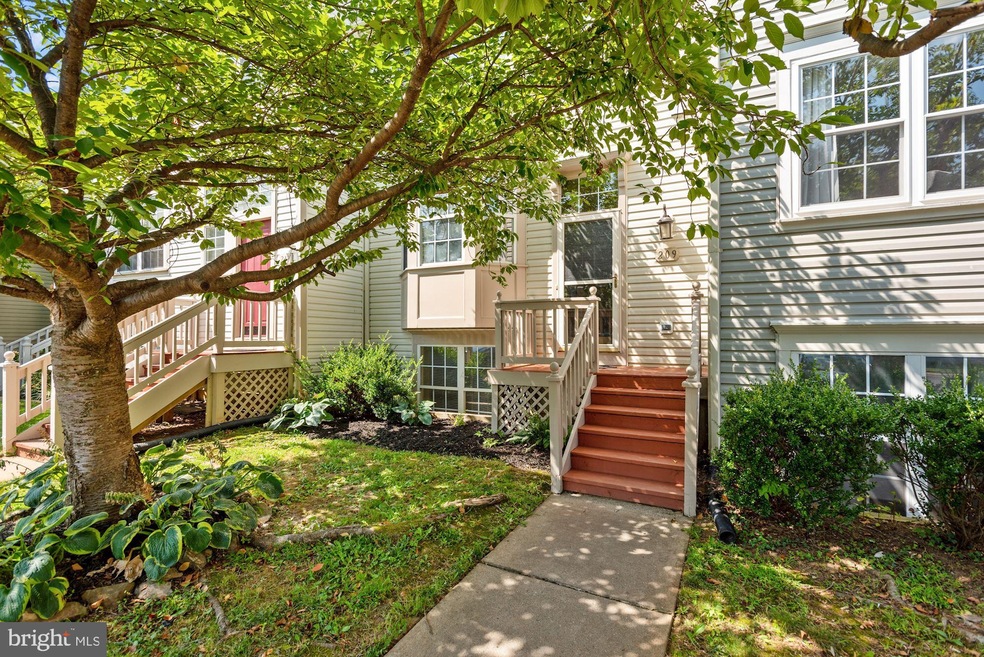 209 Frazer Dr, Purcellville, VA 20132 - photo 1