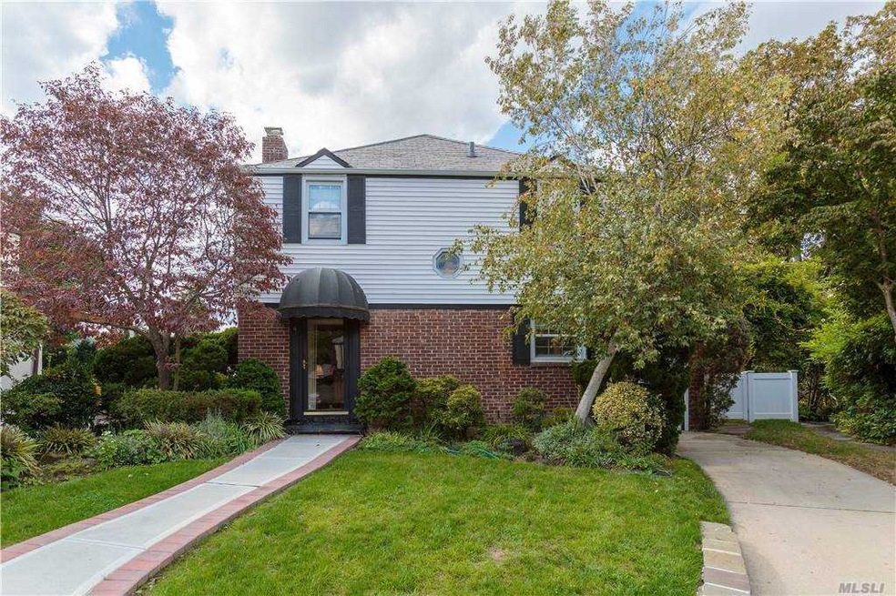 4 Ash Ln, Valley Stream, NY 11581 - photo 1