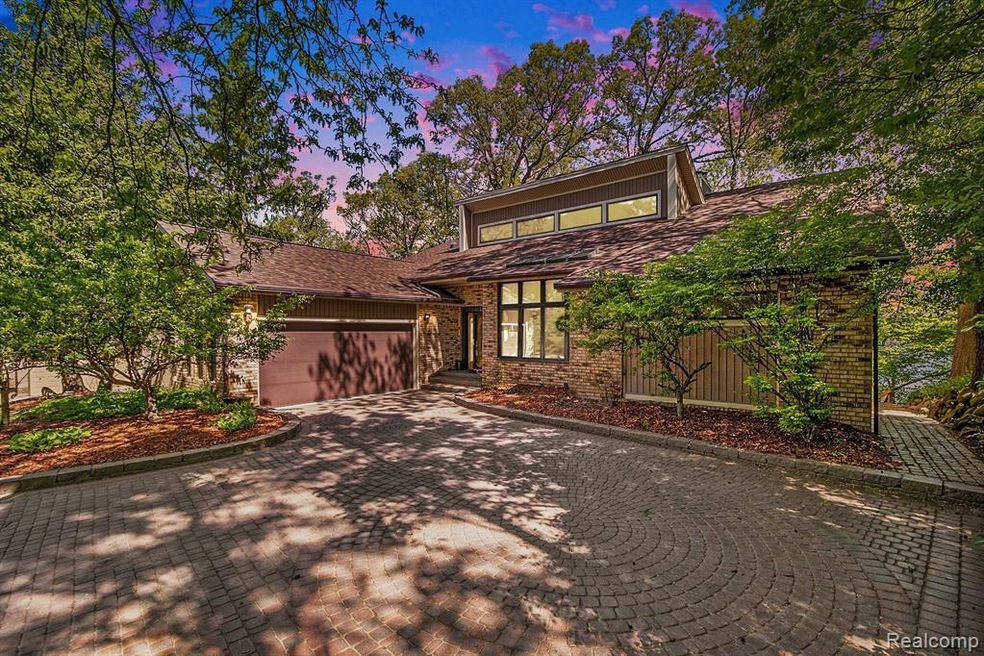 4445 Rolling Pine Dr, West Bloomfield, MI 48323 - photo 1