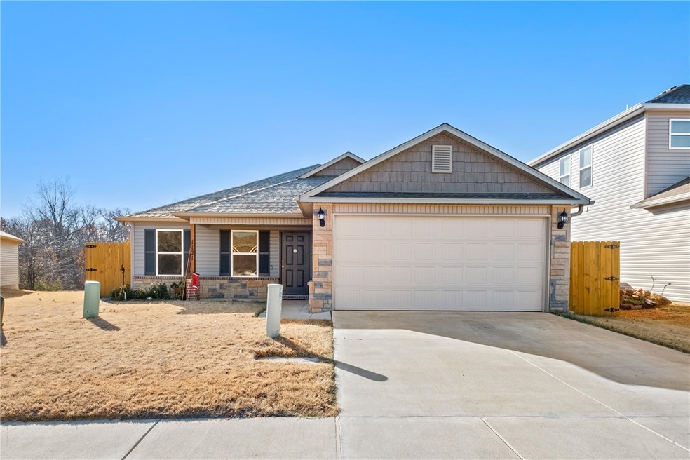 1121 E Sparrow Cir, Fayetteville, AR 72701 - photo 1