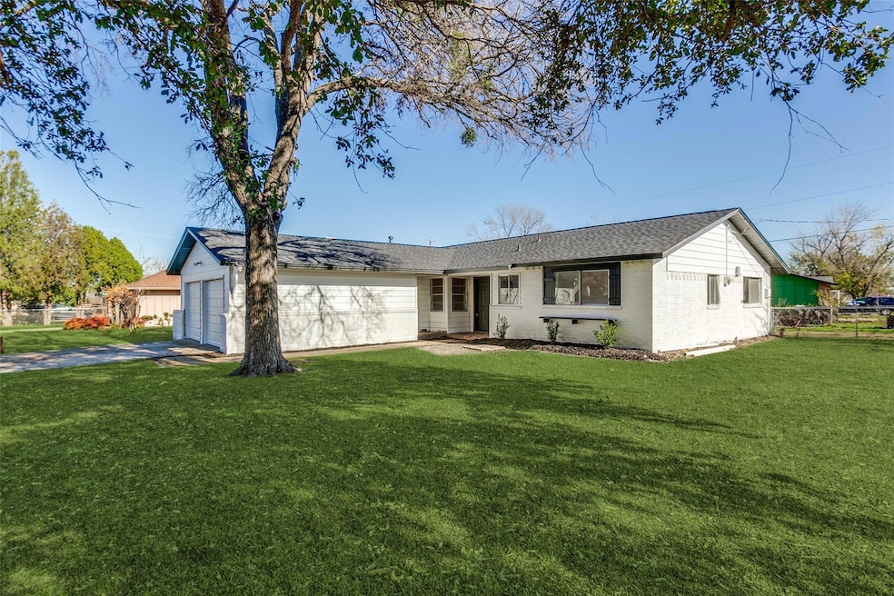 Ranch-style home with driveway, an attached garage