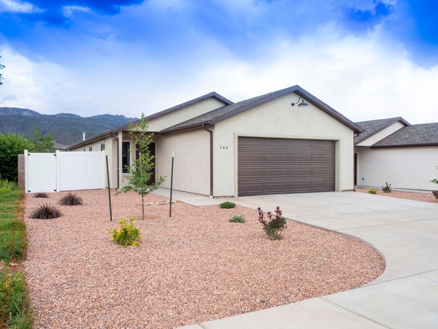 01 Frontyard_7120001