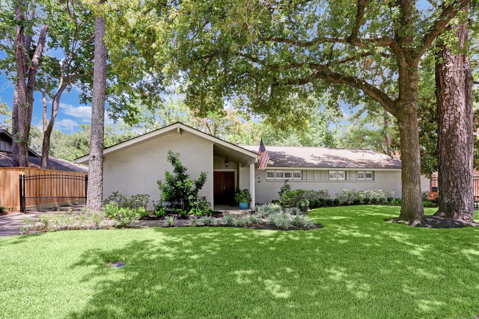 346 E Gaywood Dr, Houston, TX 77079 - photo 1