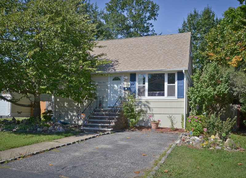 25 Cherokee Ave, Lake Hiawatha, NJ 07034 - photo 1