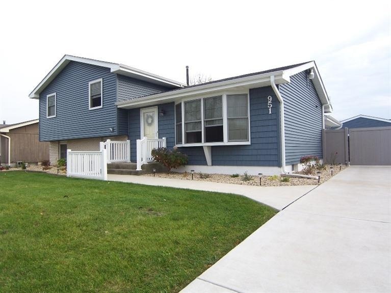 951 Lancaster Ln, Dyer, IN 46311 - photo 1