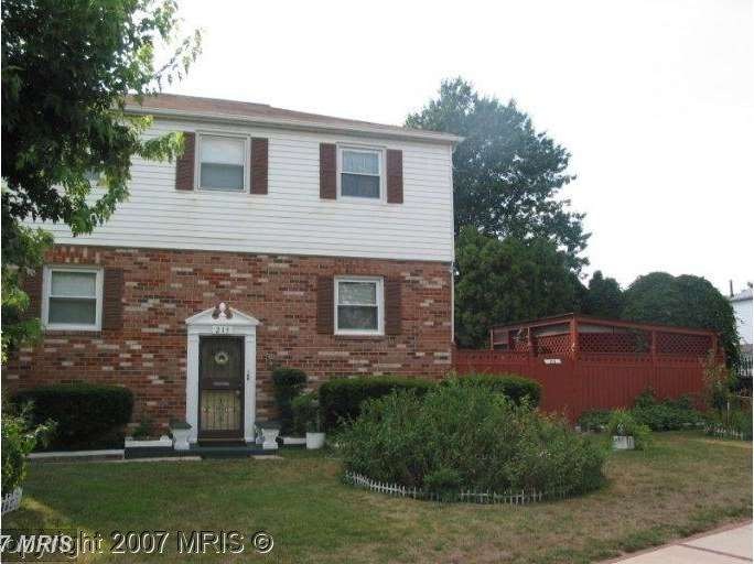 215 Shady Glen Dr, Capitol Heights, MD 20743 - photo 1