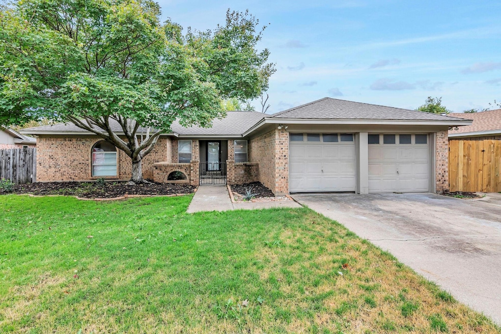 305 Northglen Dr, Hurst, TX 76054 - photo 1