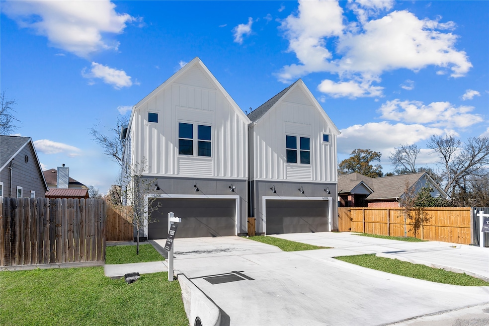 Welcome to Sidney Villas built and designed by Draft House Studio who is behind some of Houston's hottest floor plans inside the city!