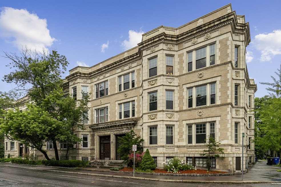 481 Boylston St unit 3, Brookline, MA 02445 - photo 1
