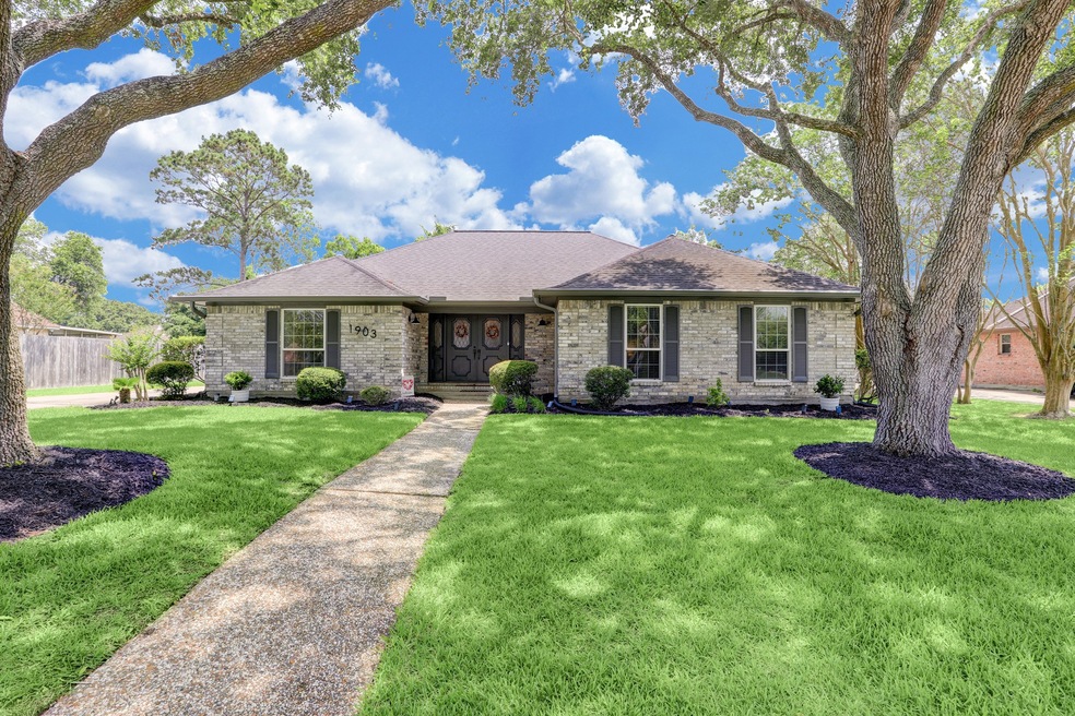 1903 Hunt Dr, Friendswood, TX 77546 - photo 1