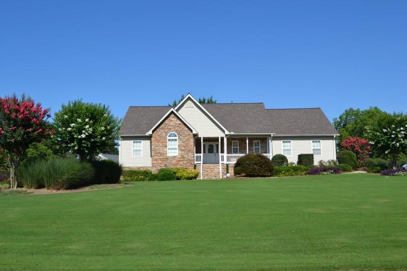 GORGEOUS HOME ON 2 ACRES! LOW MAINTENANCE VINYL SI