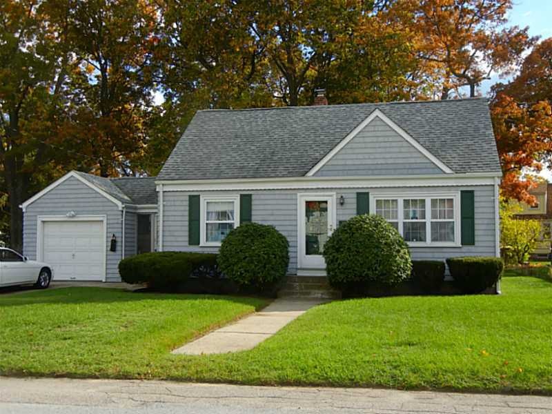 52 Woodstock Dr, Warwick, RI 02889 - photo 1