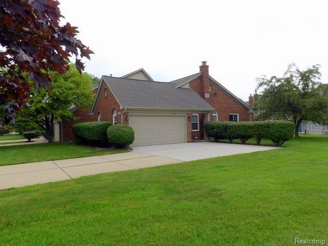 EXCELLENT RIVERVIEW LOCATION-END UNIT!
