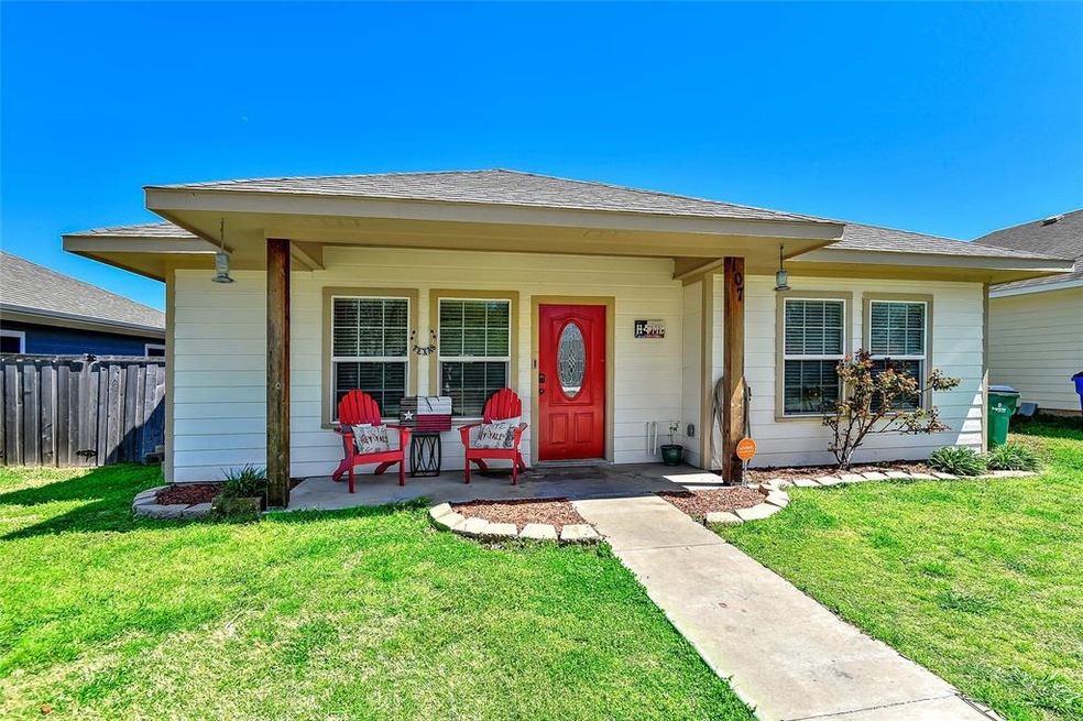 107 Loraine St, Pottsboro, TX 75076 - photo 1